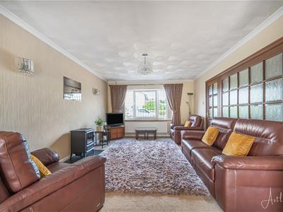 Lounge/dining area